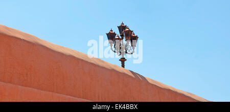 Cinque Luci ornato su una parete in terracotta di Marrakech, Marocco Foto Stock