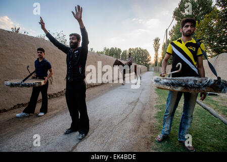 Gli uomini provano marzo passato con tamburi di Tazieh, teatro rituale del giorno di Ashura, nel villaggio vicino a Isfahan, Iran Foto Stock