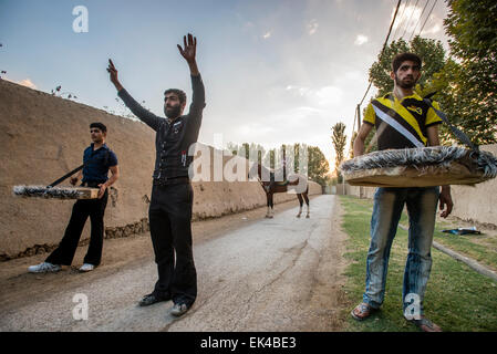 Gli uomini provano marzo passato con tamburi di Tazieh, teatro rituale del giorno di Ashura, nel villaggio vicino a Isfahan, Iran Foto Stock