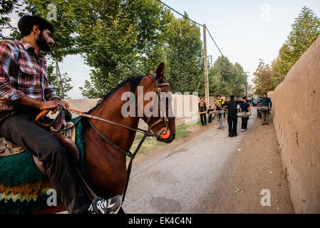 Gli uomini provano marzo passato con tamburi di Tazieh, teatro rituale del giorno di Ashura, nel villaggio vicino a Isfahan, Iran Foto Stock