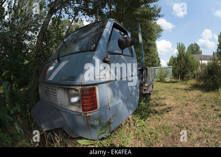 Vecchia auto Ape dalla Piaggio Foto Stock