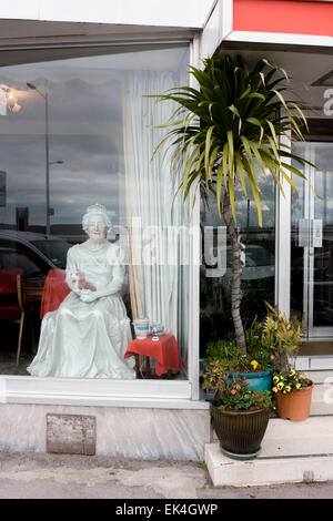 Un manichino di Queen Elizabeth viene visualizzato in una finestra di hotel sul lungomare di Weston-super-Mare, North Somerset. Foto Stock