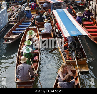 Thailandia, Bangkok: 14 marzo 2007 - i turisti al Mercato Galleggiante - EDITORIALE Foto Stock