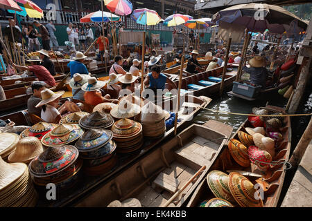 Thailandia, Bangkok: 14 marzo 2007 - i turisti al Mercato Galleggiante - EDITORIALE Foto Stock