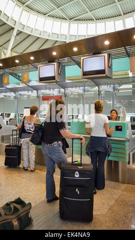 L'Italia, Sardegna, Olbia aeroporto internazionale, banco check in Foto Stock