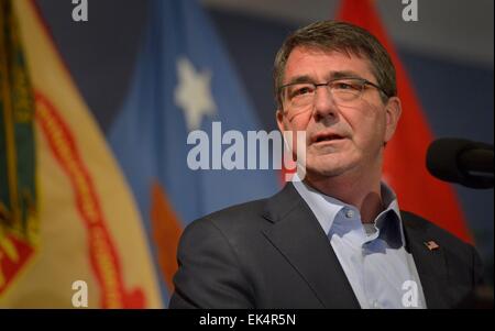 Il segretario americano alla difesa Ashton Carter offre commento a soldati di marzo. 30, 2015 a Fort Drum, N.Y. Foto Stock