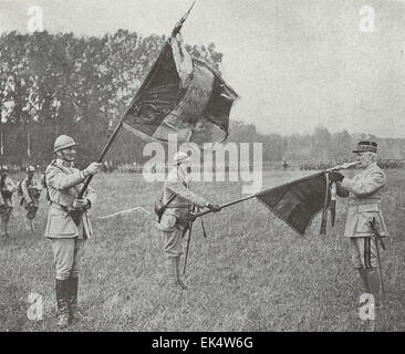 Petain generale, il difensore di Verdun, è qui visto la decorazione della bandiera di uno degli eroici reggimenti francesi sotto il suo comando, circa 1916 Foto Stock