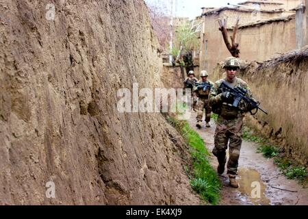 Noi soldati dell esercito con la Task Force di ferro, patrol un villaggio intorno a Bagram Airfield Marzo 24, 2015 in provincia di Parwan, Afghanistan. Foto Stock