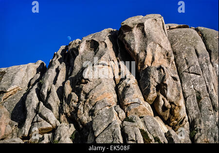 L'Italia, Sardegna, Santo Stefano Island (Maddalena), rocce erose - Scansione su pellicola Foto Stock