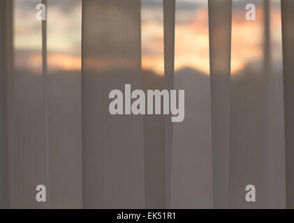 Vista attraverso le tende e i dettagli degli Interni, Tramonto periodo della giornata. Foto Stock