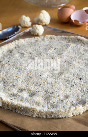 Crosta di pizza fatta da cavolfiori " riso e uova piuttosto che di pane tradizionale impasto. Foto Stock
