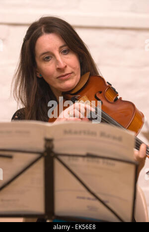 Donna che gioca la viola a beneficenza concerto di musica a sostegno di aspiranti musicisti e compositori, Farnham, Surrey, Regno Unito. Foto Stock