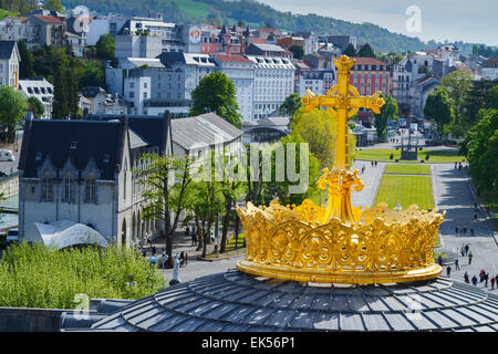 Golden crown nella Basilica di Nostra Signora del Rosario. La città di Lourdes. Dipartimento Hautes-Pyrenees, Midi-Pirenei regione, la Francia, l'Europa. Foto Stock