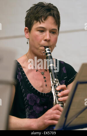 Donna che gioca il clarinetto in una ad una carità concerto di musica a sostegno di aspiranti musicisti e compositori, Farnham, Surrey, Regno Unito. Foto Stock