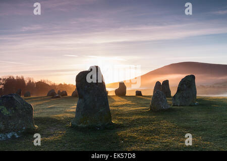 Sunrise a Castlerigg Stone Circle Lake District Cumbria Regno Unito Foto Stock