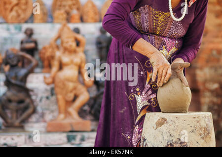 Donna con le mani pentola di creta close up artigianato tradizionale in Vietnam Foto Stock