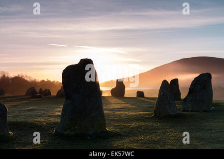 Sunrise a Castlerigg Stone Circle Lake District Cumbria Regno Unito Foto Stock