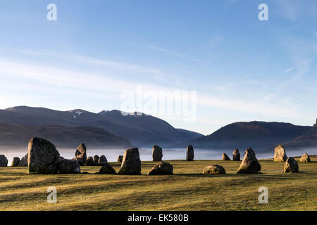 La mattina presto la luce che colpisce le pietre permanente al Castlerigg Stone Circle Lake District Cumbria Regno Unito Foto Stock