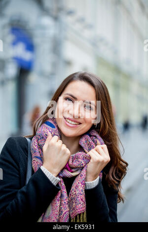 Ritratto di giovane donna felice in sciarpa rossa Foto Stock