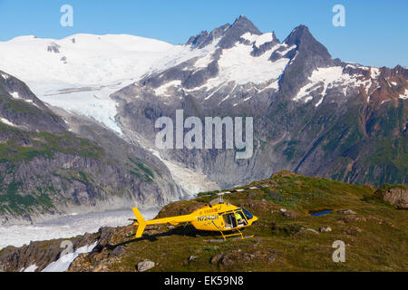 Elicottero sul Monte Bianco passeggino al di sopra del Mendenhall Glacier, Tongass National Forest, Alaska. Foto Stock