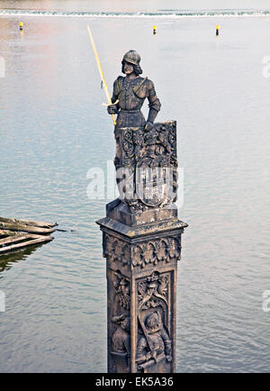 Praga, medievale statua di pietra di un cavaliere ai piedi del Ponte Carlo sul fiume Moldava Foto Stock