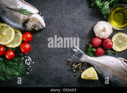 Glithead fishe con ingredienti e uno spazio vuoto al centro Foto Stock