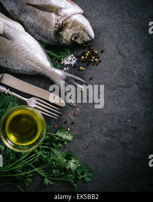 Materie dorada pesce con ingredienti e uno spazio vuoto sul lato destro Foto Stock