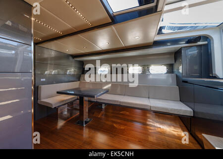 L'Italia, Fiumicino (Roma), 50' di yacht di lusso, dinette Foto Stock