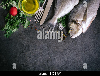 Glithead fishe con ingredienti e uno spazio vuoto al centro Foto Stock