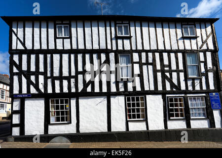 La metà la struttura di legno Falcon Hotel a Bromyard, Herefordshire, Inghilterra è immerso nella storia. Foto Stock