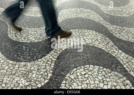 Curva pavimento in mosaico con piedi astratto Foto Stock