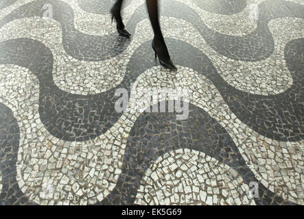 Curva pavimento in mosaico con piedi astratto Foto Stock