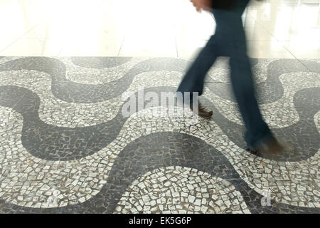 Curva pavimento in mosaico con piedi astratto Foto Stock