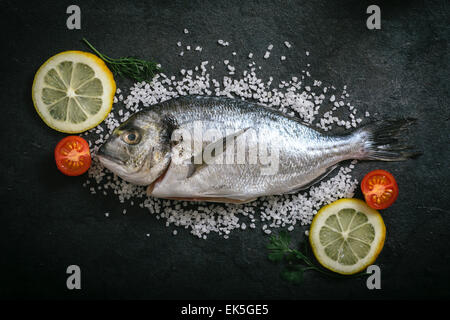 Glithead fishe con gli ingredienti di cui sopra su sfondo nero Foto Stock