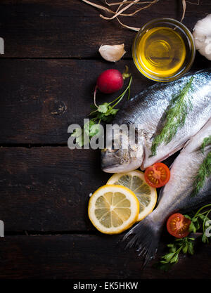 Glithead fishe di testa e di coda con ingredienti e uno spazio vuoto Foto Stock