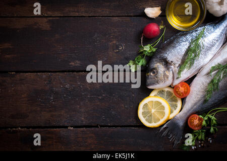 Glithead fishe di testa e di coda con ingredienti e uno spazio vuoto sul lato sinistro Foto Stock