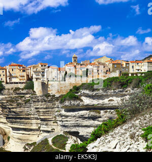 Bonifacio, villaggio situato sulle rocce. Isola di Corsica Foto Stock