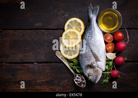 Glithead fishe con ingredienti e uno spazio vuoto sul lato sinistro Foto Stock