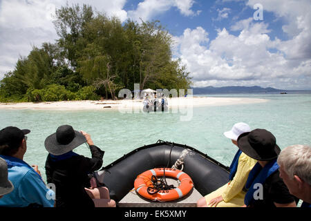 Zodiacs dall'incrociatore australiano Orion approccio isola Kennedy, ex budino di prugne isola ma rinominata in onore di JFK. Foto Stock