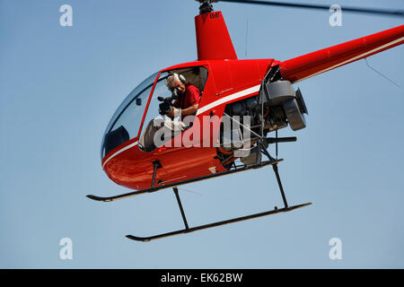 Operatore di film di filmare da un elicottero Foto Stock