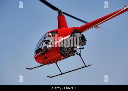 Operatore di film di filmare da un elicottero Foto Stock