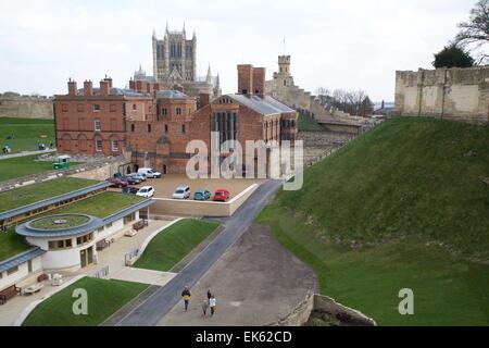 Lincoln Castle mostra Lucy Tower, il Carcere Vittoriano e la Cattedrale di Lincoln. nuovo refurb 2015 Foto Stock