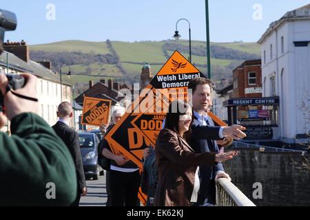 Newtown, UK. 7 Aprile, 2015. Vice primo ministro e leader dei Lib Dems ha, Nick Clegg, visite Newtown nella circoscrizione Montgomeryshire come parte della sua campagna di voti nelle prossime elezioni generali nel Regno Unito. Credito: Jon Freeman/Alamy Live News Foto Stock