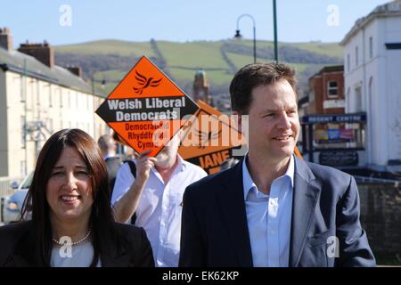 Newtown, UK. 7 Aprile, 2015. Vice primo ministro e leader dei Lib Dems ha, Nick Clegg, visite Newtown nella circoscrizione Montgomeryshire come parte della sua campagna di voti nelle prossime elezioni generali nel Regno Unito. Credito: Jon Freeman/Alamy Live News Foto Stock