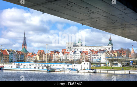 Sotto il ponte, vista panoramica di Szczecin waterfront, Polonia. Foto Stock