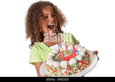 Bambina di cinque anni con una torta di compleanno con 5 candele ridevano forte su sfondo bianco Foto Stock