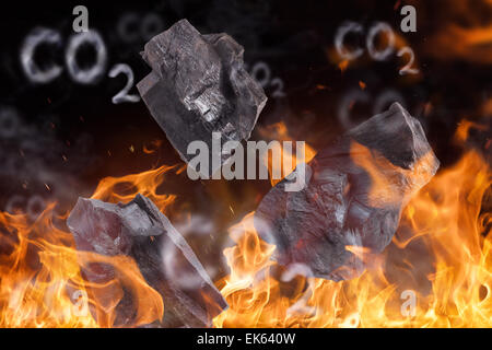 Grumi di carbone con fiamme di fuoco, close-up Foto Stock