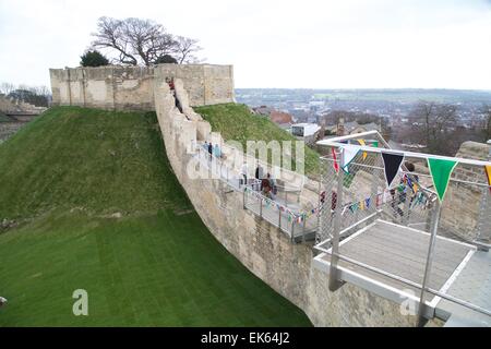 Lincoln Castle che mostra la nuova parete 2015 a piedi verso la torre di Lucia Foto Stock