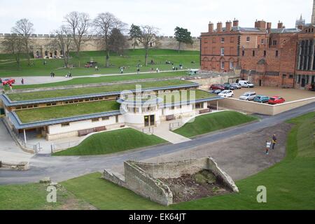 Lincoln Castle che mostra la nuova per il 2015 il centro del patrimonio, carcere vittoriano e la parete a piedi Foto Stock