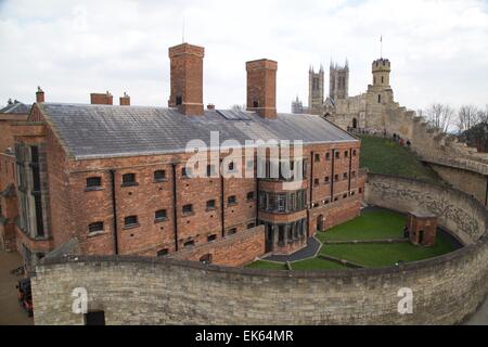 Lincoln Castle 2015 refurb, Vittoriano edificio della prigione e delle mura del castello dalla procedura per la torre di Lucy, Lincoln Castle Foto Stock